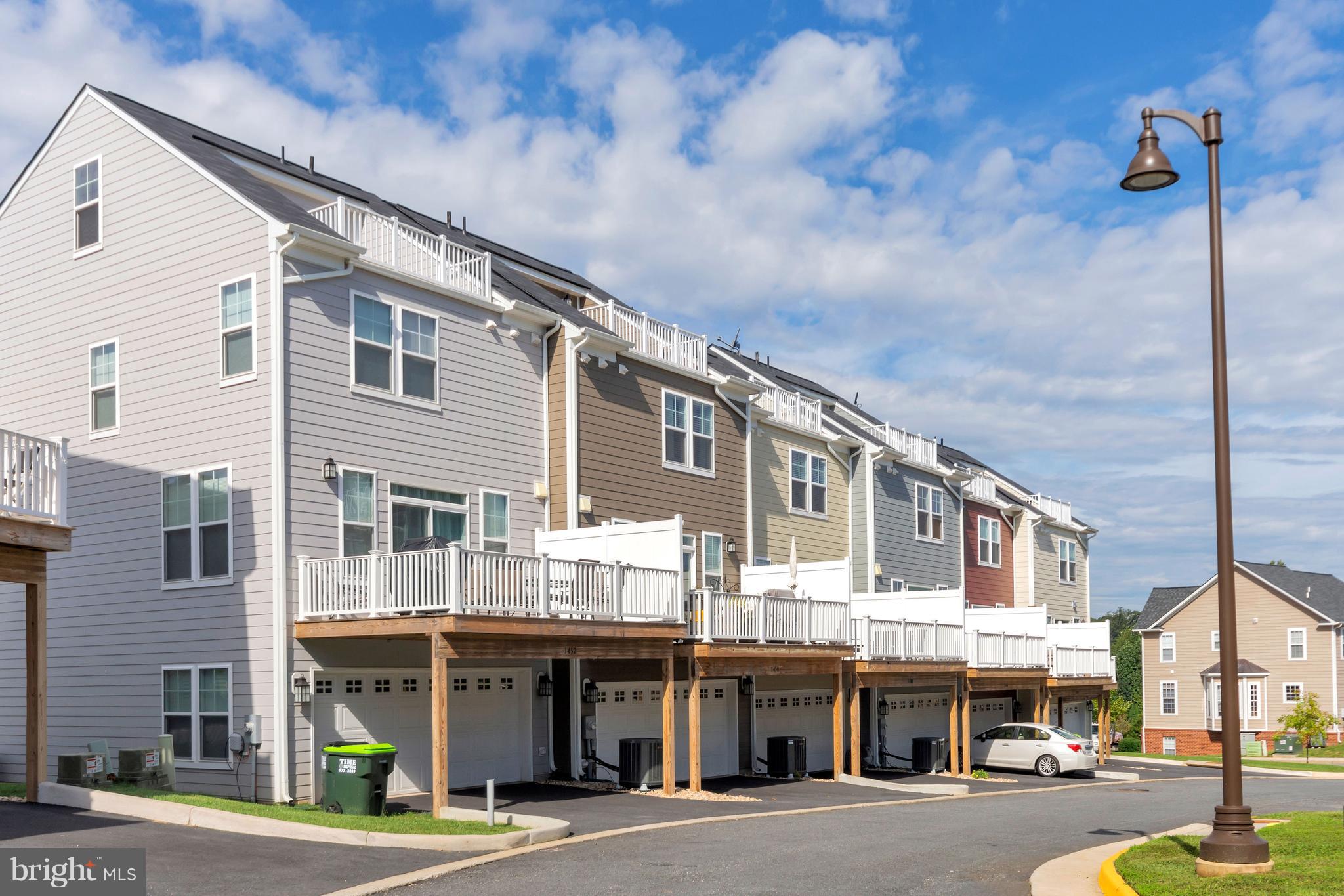 METRO POINTE - Residential