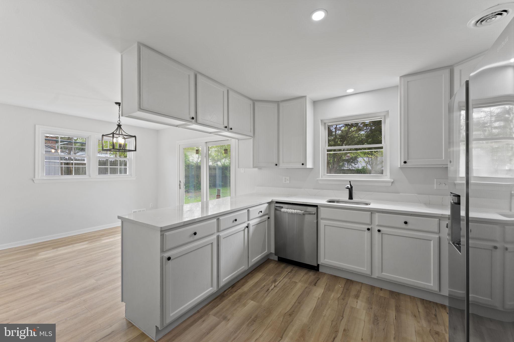 COUNTRY CLUB MANOR - Residential