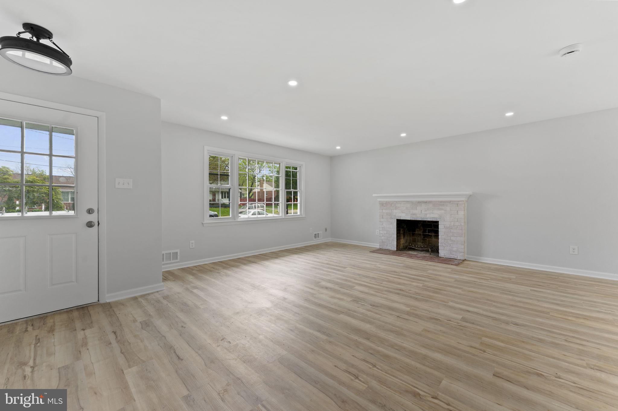 COUNTRY CLUB MANOR - Residential