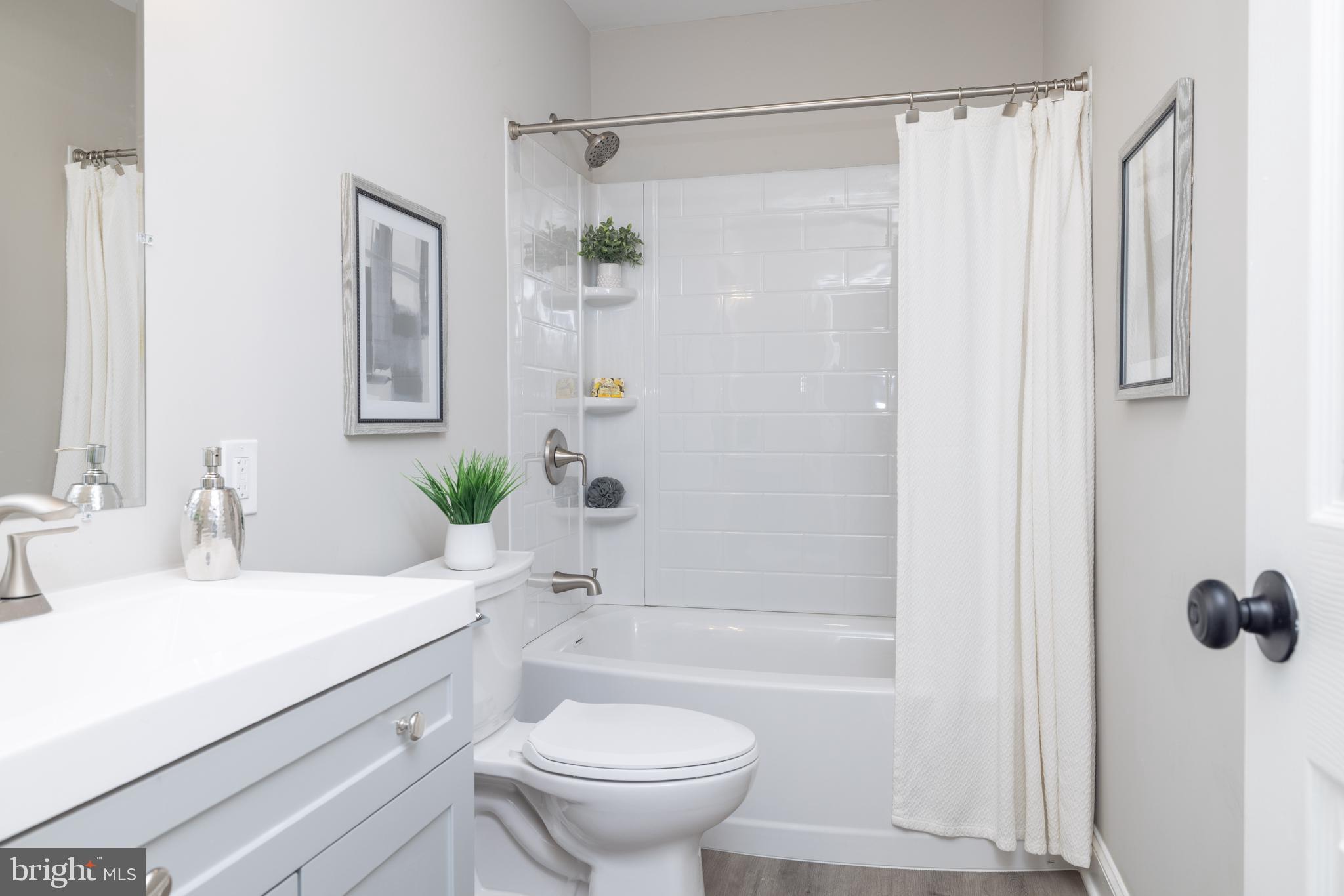 FOUR SEASONS - Residential