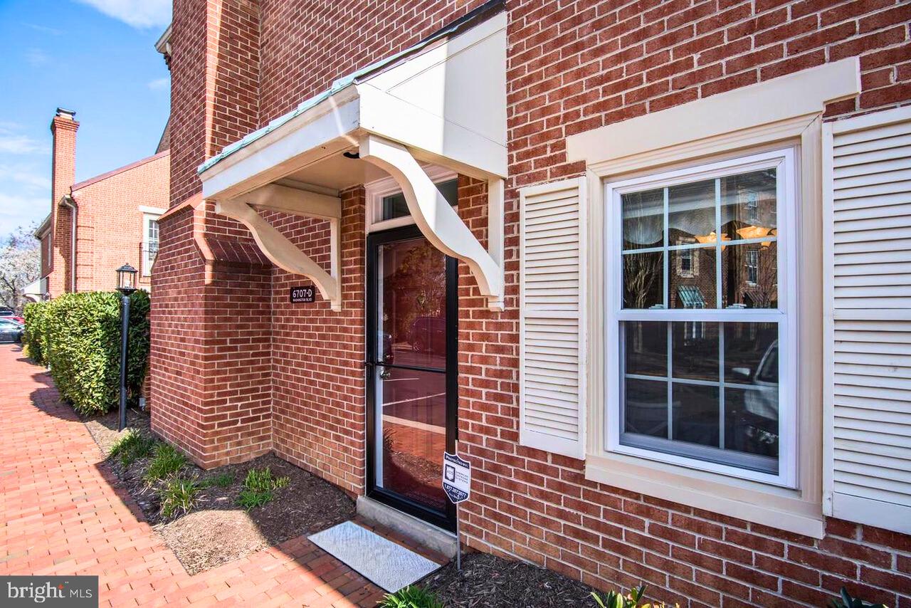 LAUREL MEWS - Residential