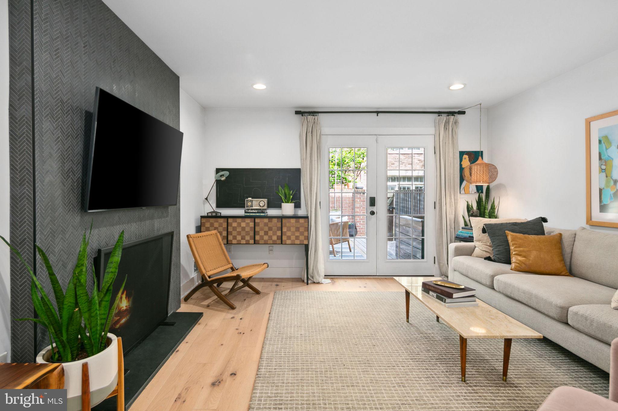 LAUREL MEWS - Residential