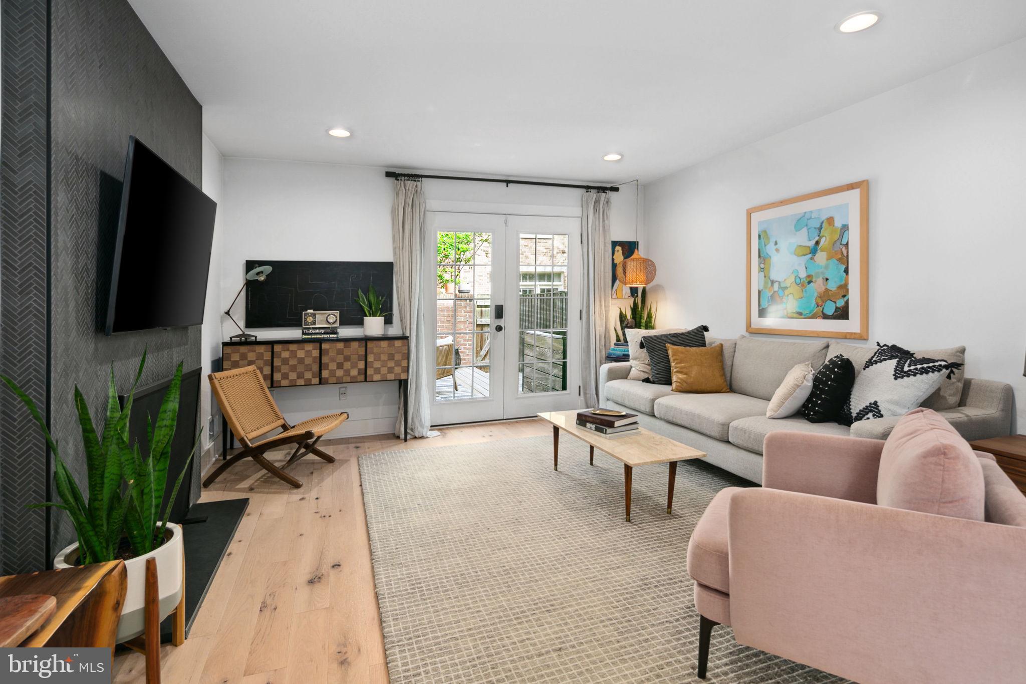 LAUREL MEWS - Residential