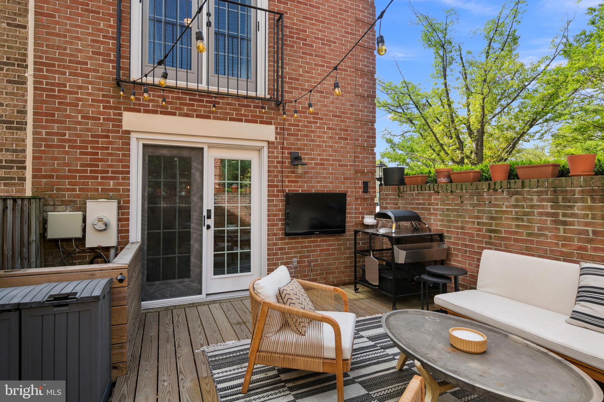 LAUREL MEWS - Residential