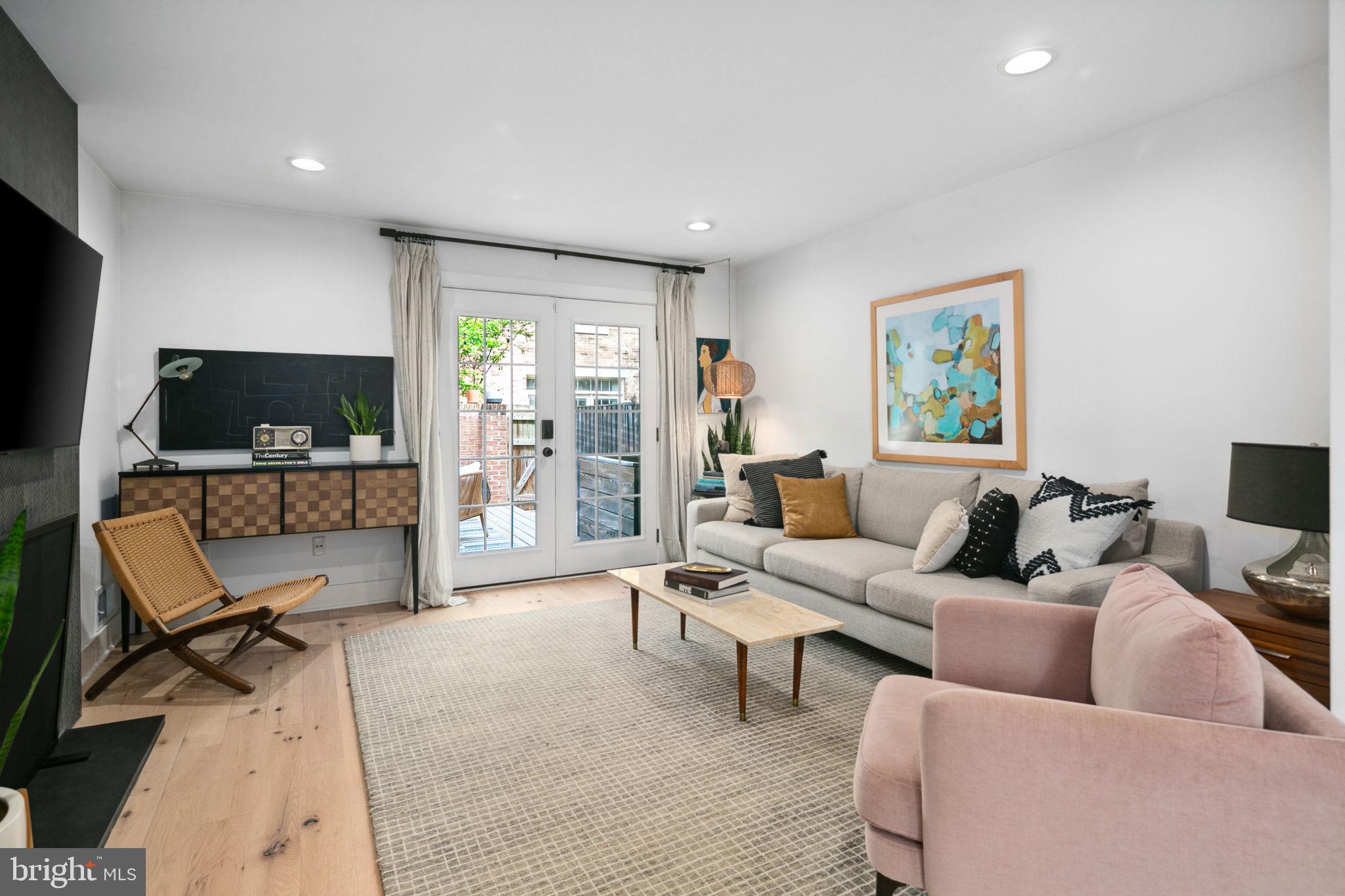 LAUREL MEWS - Residential