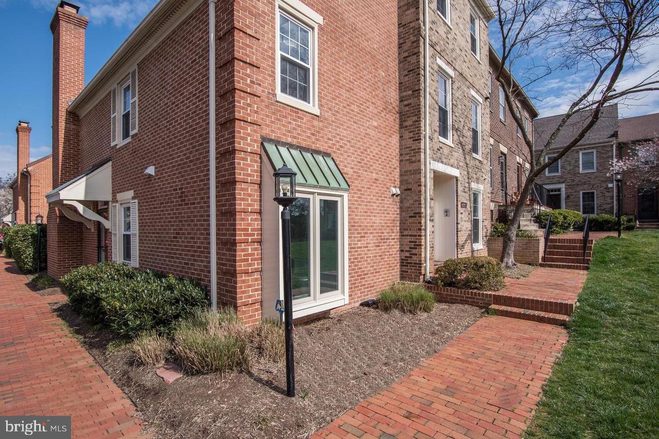 LAUREL MEWS - Residential