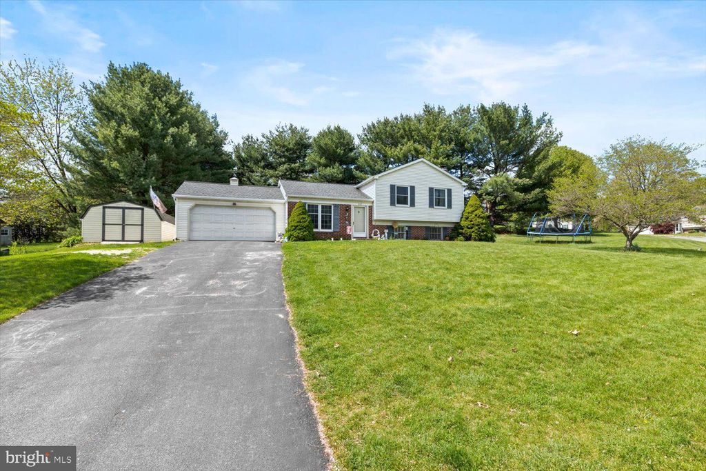 Photo of 207 MOYER RIDGE DR, MANHEIM, PA 17545 (MLS # PALA2033716)