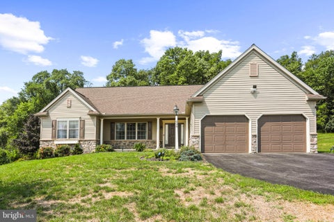 Photo of 696 Rishel Drive, YORK, PA 17406 (MLS # PAYK2109714)