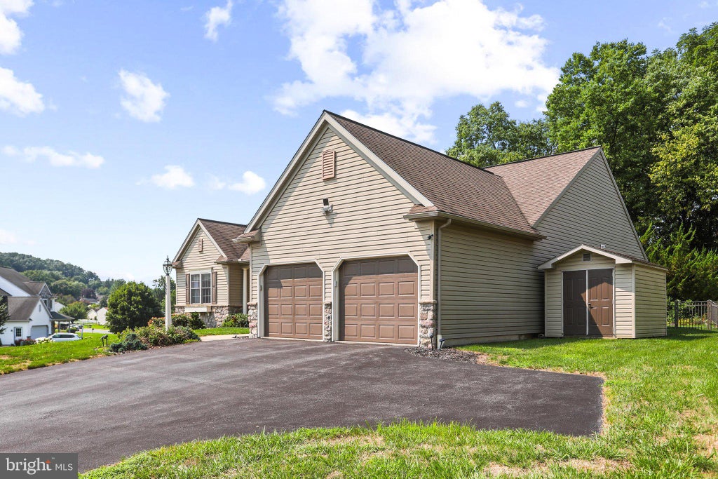 Photo of 696 Rishel Drive, YORK, PA 17406 (MLS # PAYK2109714)