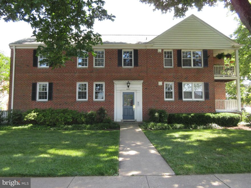 Fully Updated Super Nice Condo! New Light Fixtures * Brand New Fully remodeled Bathroom * New Kitchen with Granite and Stainless Steel Appliances * Gleaming Hardwood Floors * Freshly Painted * Neutral Paint Scheme * Great Closet Space * 2nd Floor Corner Unit * Terrific Location! Plantation Blinds * Community Pool * Walk to Shops and Restaurants * Unit comes with extra Storage too! It's Spotless!