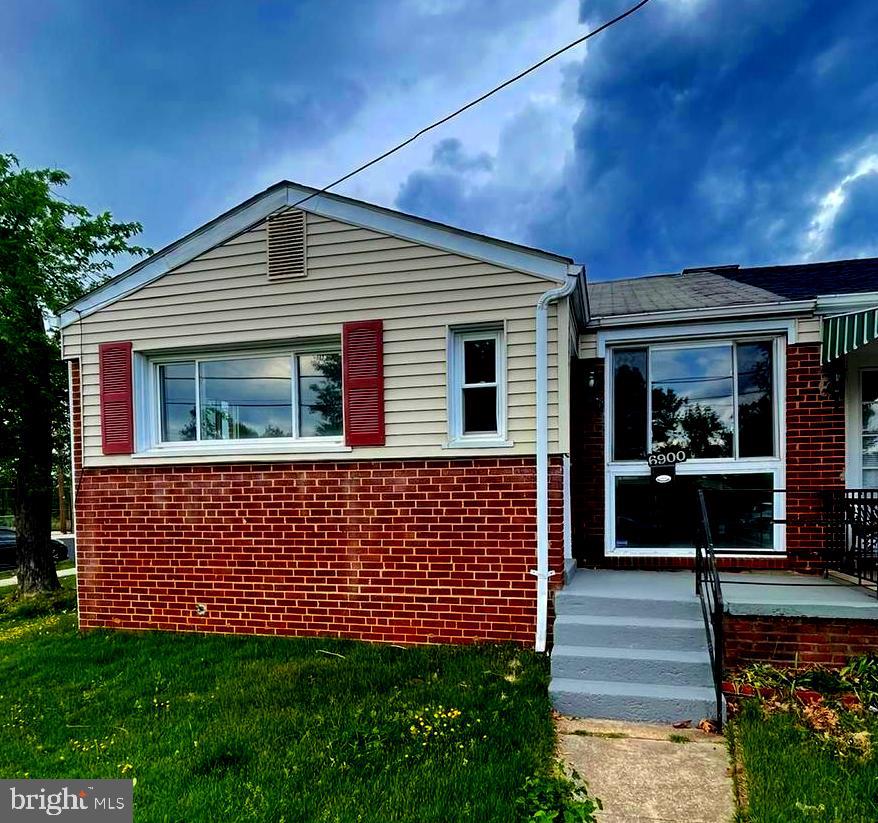 Back on the market due to Buyers Funding
Fully Renovated 5-Bedroom Home with Bonus Room – Modern Upgrades Throughout!
Step into this beautifully renovated 5-bedroom, 2-full bath home that perfectly blends comfort, style, and space. Featuring a brand-new kitchen with all-new stainless steel appliances, sleek cabinetry, and stunning countertops, this home is move-in ready and designed for modern living. The spacious bonus room offers endless possibilities—ideal for a home office, playroom, or guest space. Both full bathrooms have been completely updated with fresh, contemporary finishes. With updated flooring, fixtures, and paint throughout, this home feels brand new inside and out. Don’t miss your chance to own this turnkey gem in a convenient, sought-after location!