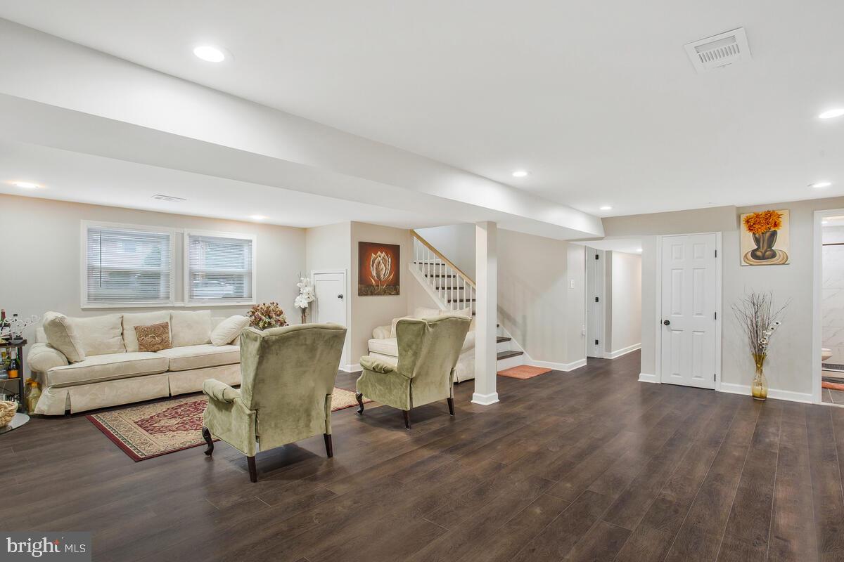 CRESTVIEW MANOR - Residential