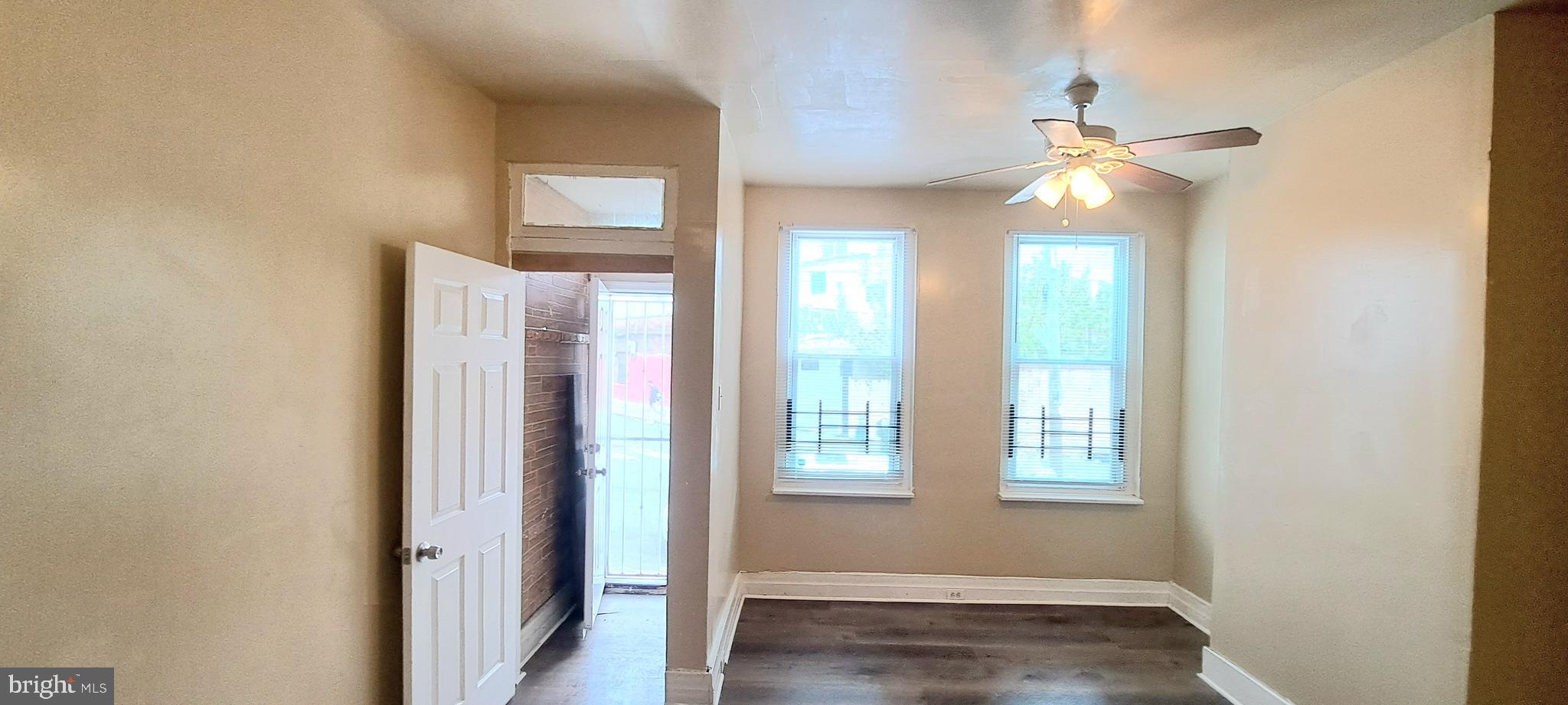 This expansive 1,120 sq ft single-family townhouse. This townhouse has 3 beds, 1 full and 1 half bath. It has a furnished basement, all-new flooring, and new appliances. Great Investment Opportunity.
This townhouse offers the perfect combination of comfort, functionality, and location—ideal for families or anyone looking to downsize without compromising on space and style. Don’t miss out on the opportunity to make this your new home!
Contact us today to schedule a tour!