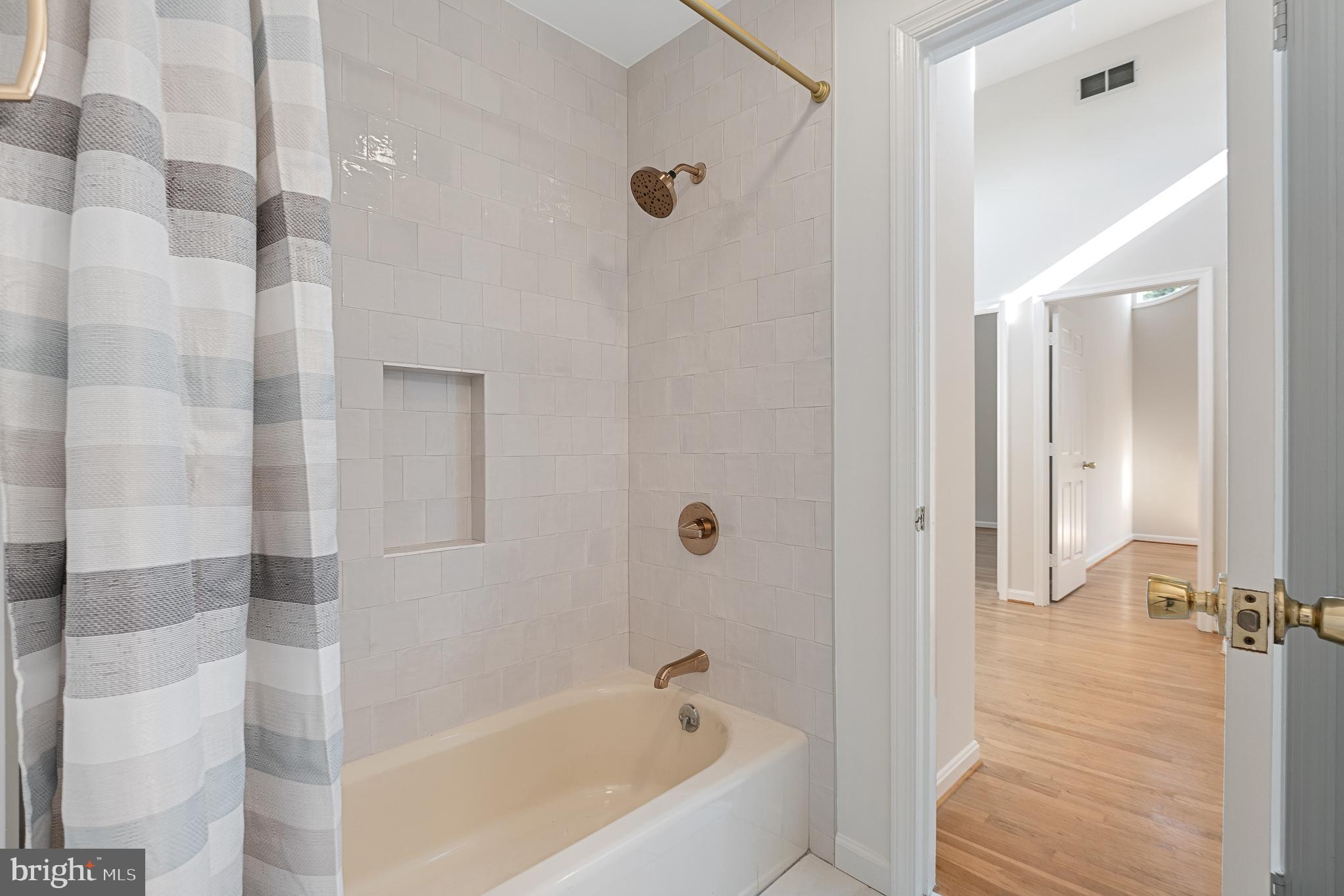 ANCIENT OAK - Residential