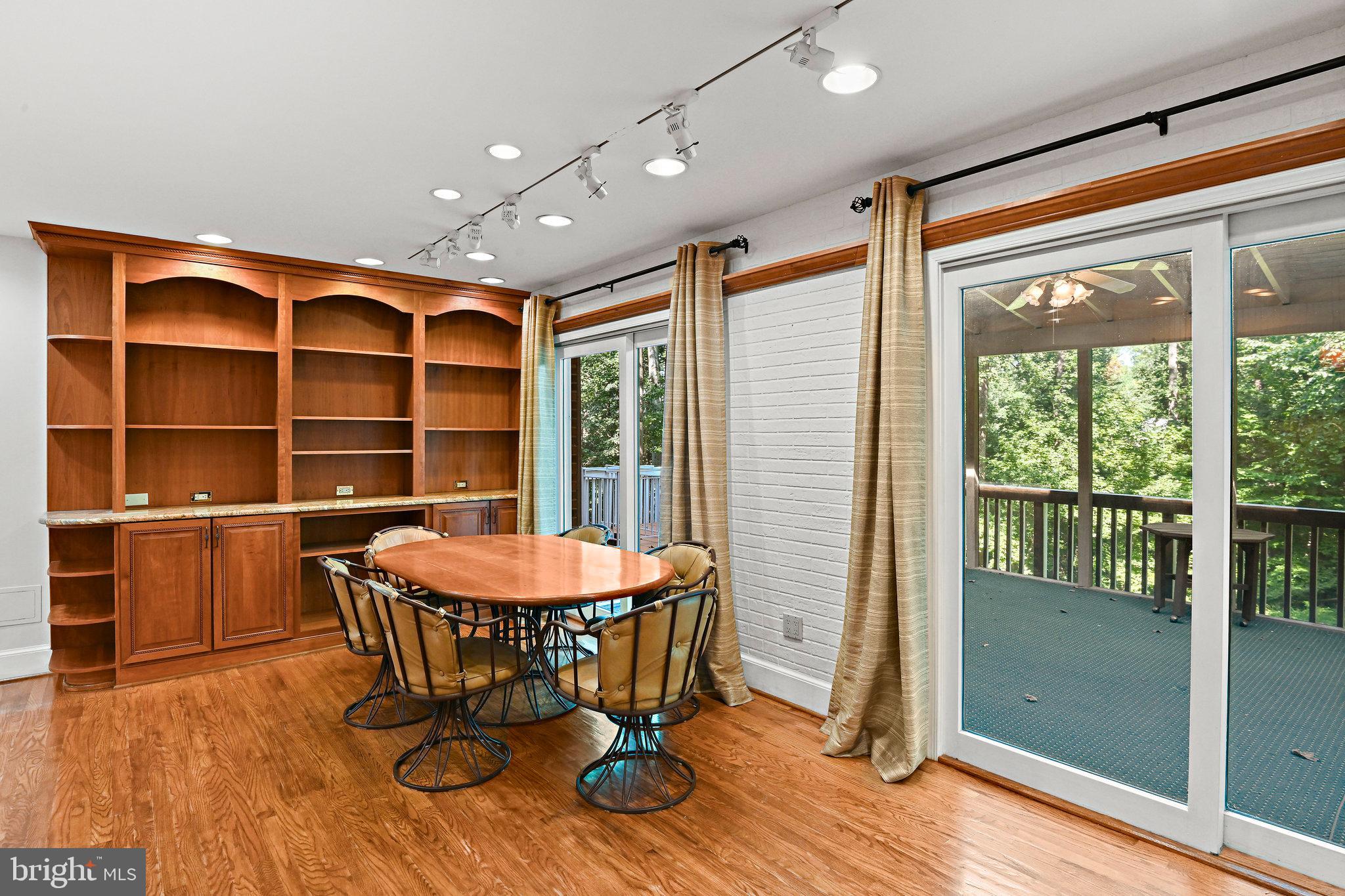 RIVER OAKS - Residential Lease