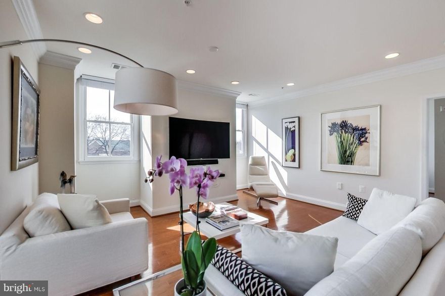 Luxurious,high quality,2 master suites,w/sophistication of modern city living,in the heart of Old Town at The Prescott Bldg.View of  the Masonic Temple from living.Open floor plan.Hardwood floors throughout.Crown molding,recess lights.Kitchen w/granite,SS appliances,maple cabinetry.Master suites walk-in closet.Balcony.Entertain at roof terrace.2 garage spaces.Storage.