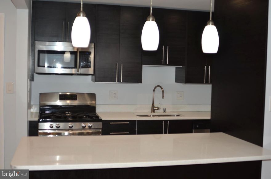 Beautiful Great Condo,Spacious 2 bedroom ,1 Bath, hardwood floors, new paint, stainless steel appliances. Shows very well.Close to MGM Casino,Outlets,495 Beltway