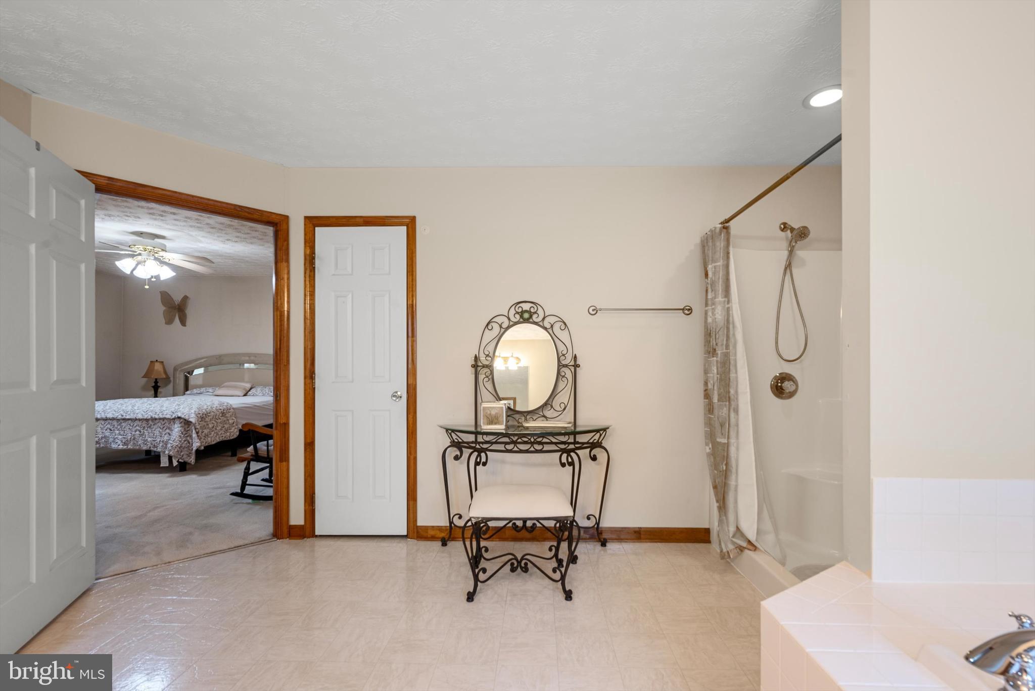 OAK TREE EAST - Residential