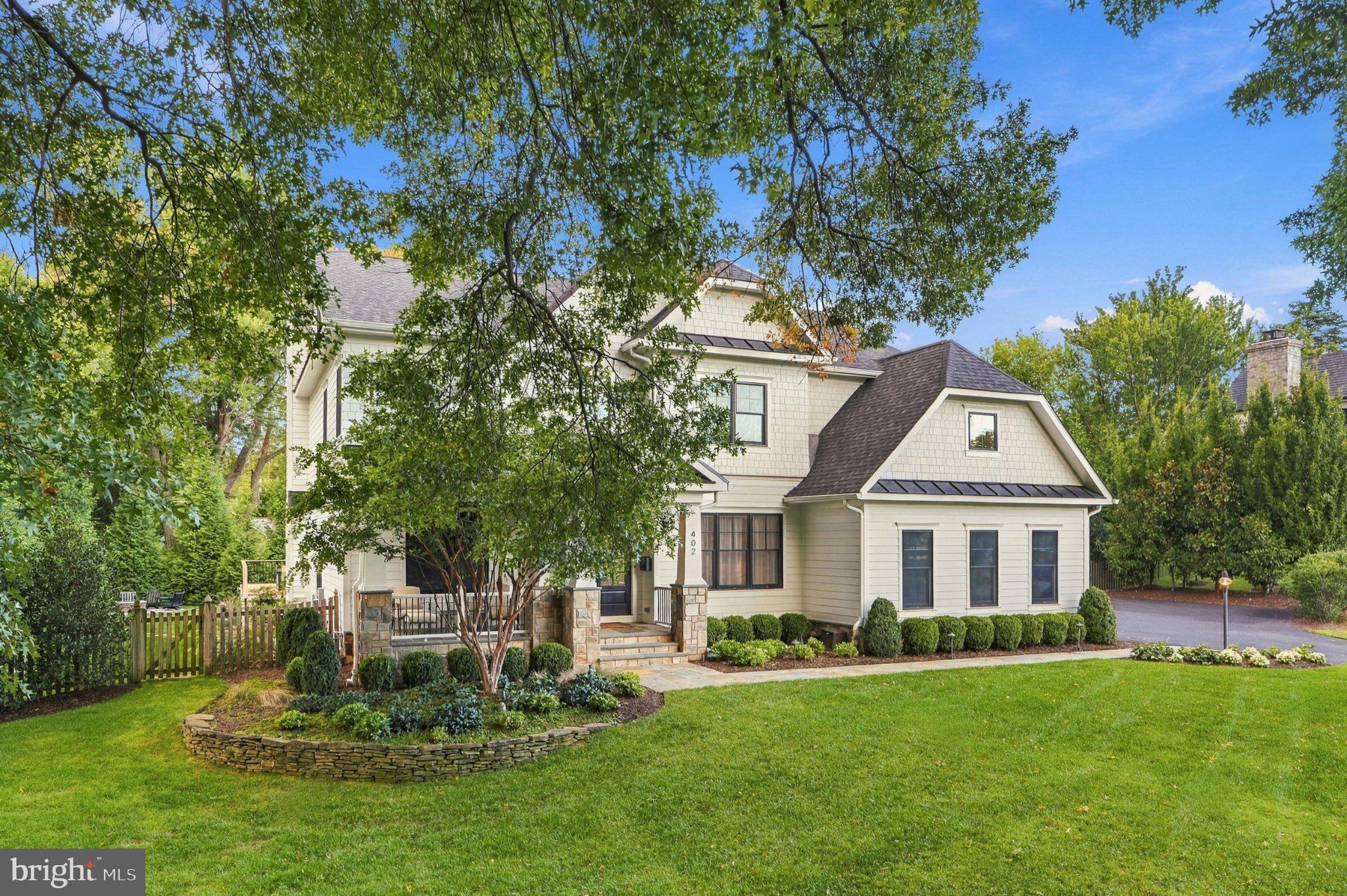 402 MASHIE DRIVE SE