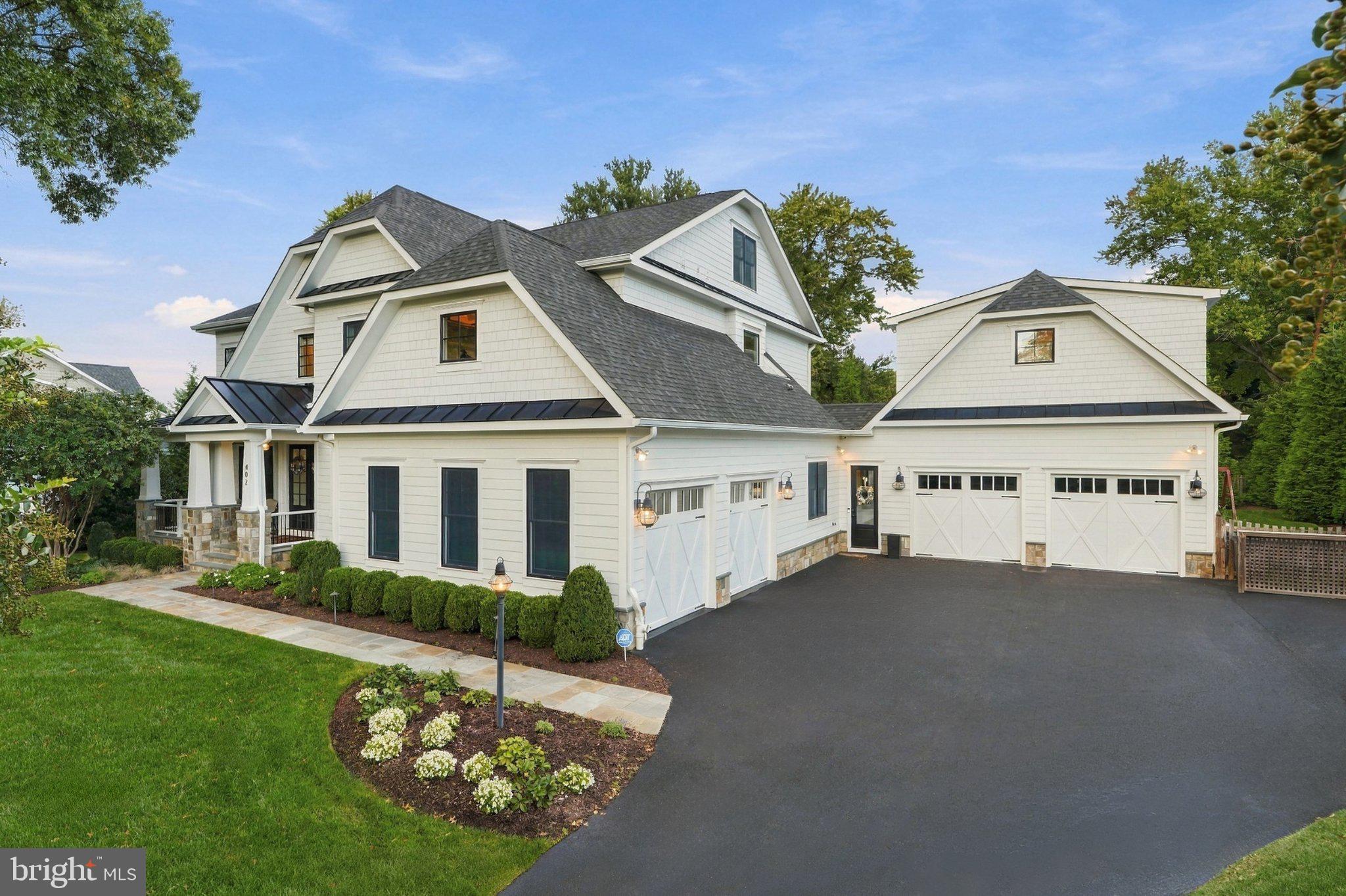 402 MASHIE DRIVE SE