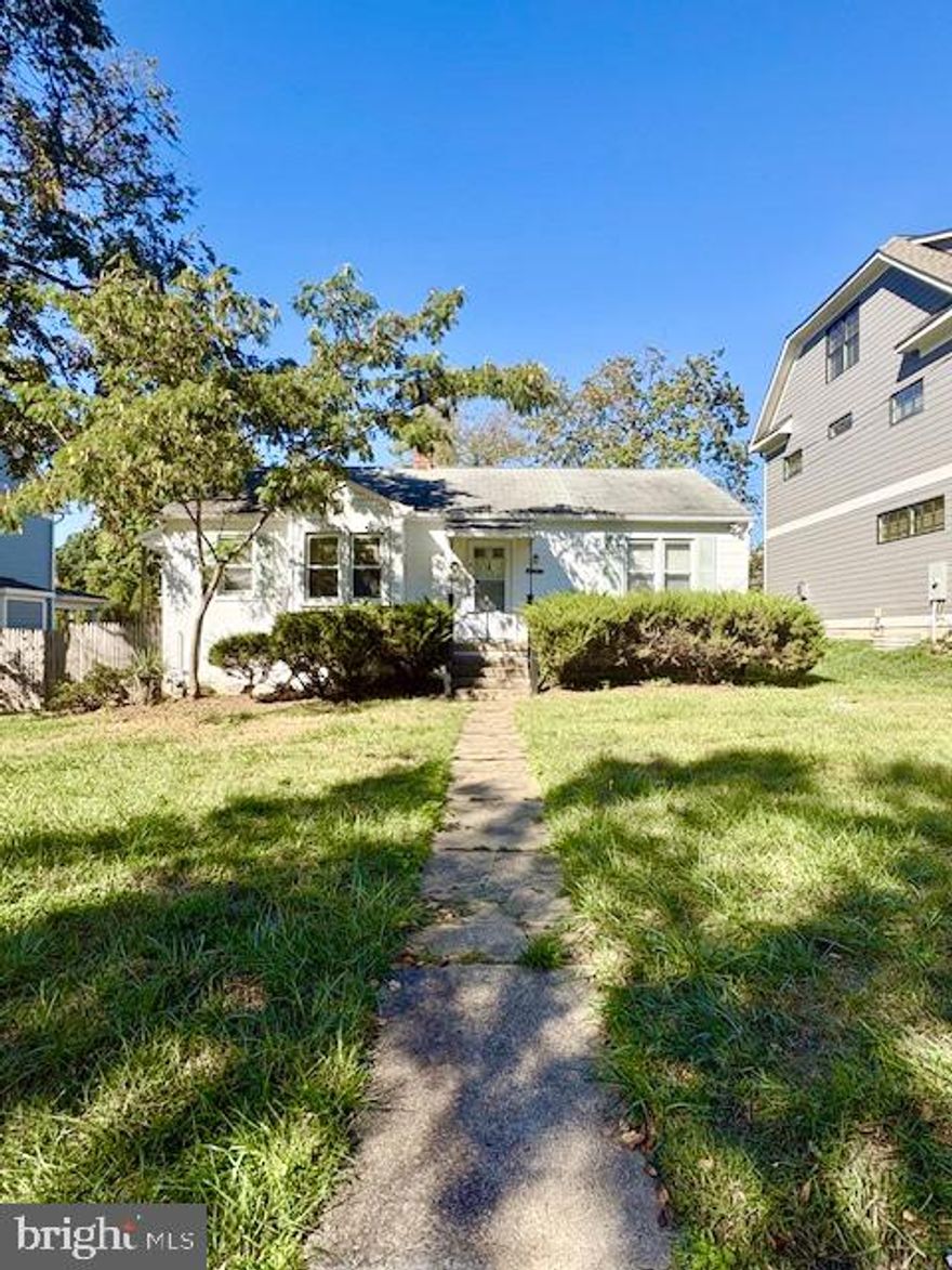 Cozy 3-bedroom, 1-bathroom rambler, with hardwood floors and unfinished basement. Conveniently located inside 495-Beltway, off Route 355/Rockville Pk/Wisconsin Avenue.
This home is filled with natural light as you walk in with 3 bedrooms on the main floor and convenient access to the backyard from the kitchen. The house is just moments away from shopping, restaurants, and so much more. This is a commuter's dream!
Don't miss this opportunity. Stop by today!
Requirements:
Credit score: 680+
Income: 3 times rent
No negative rental history
All applicants 18+ MUST apply
**ATTENTION**:
We do not ask people to submit rental applications in order to see properties. Do not submit applications on systems that we do not authorize. Beware of scams!