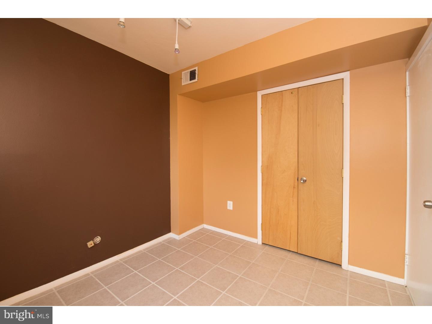 QUEEN VILLAGE - Residential