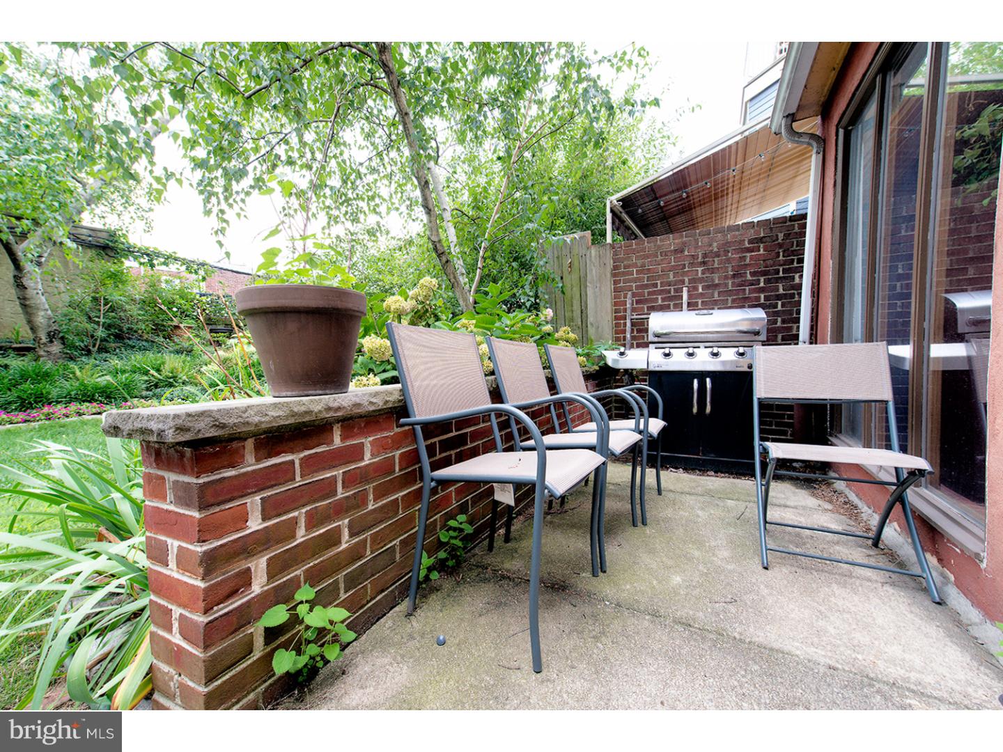 QUEEN VILLAGE - Residential