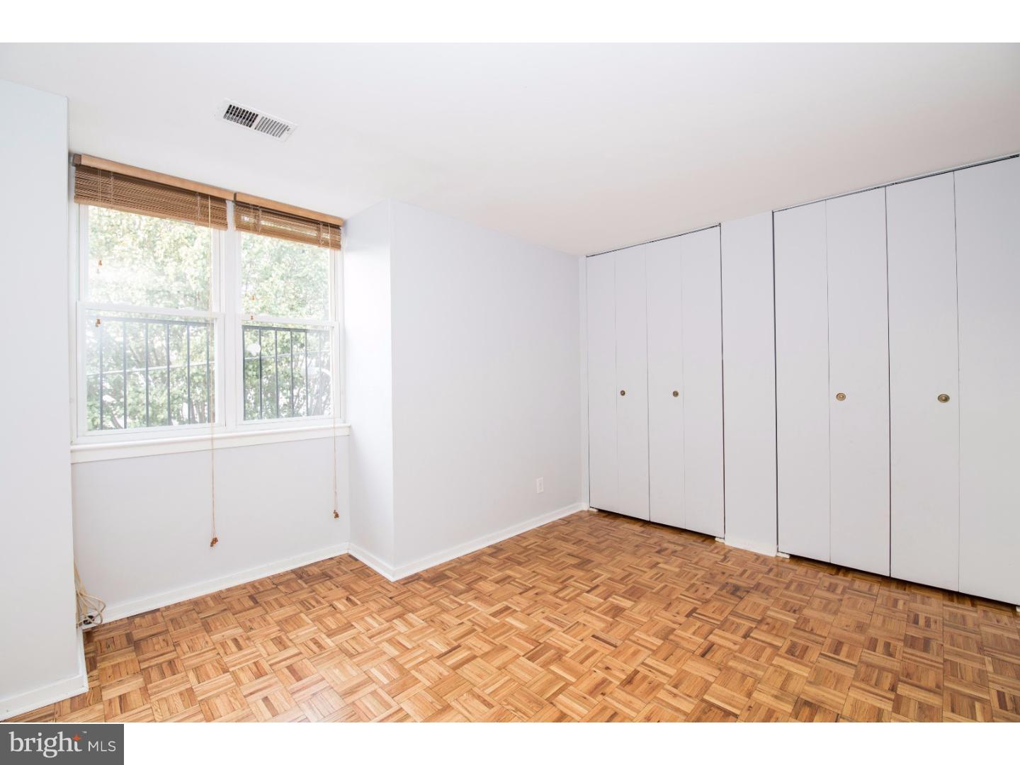 QUEEN VILLAGE - Residential