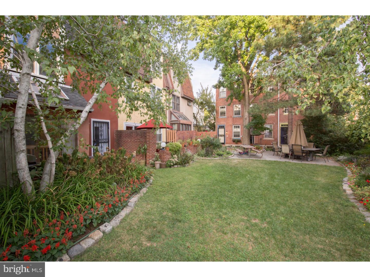 QUEEN VILLAGE - Residential