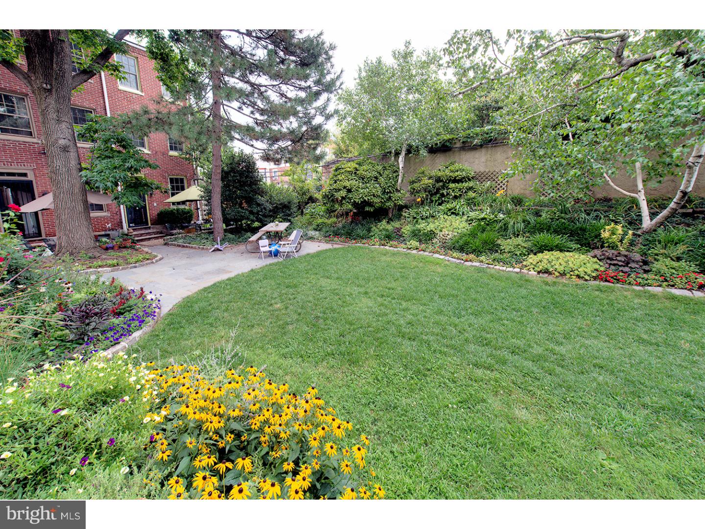 QUEEN VILLAGE - Residential