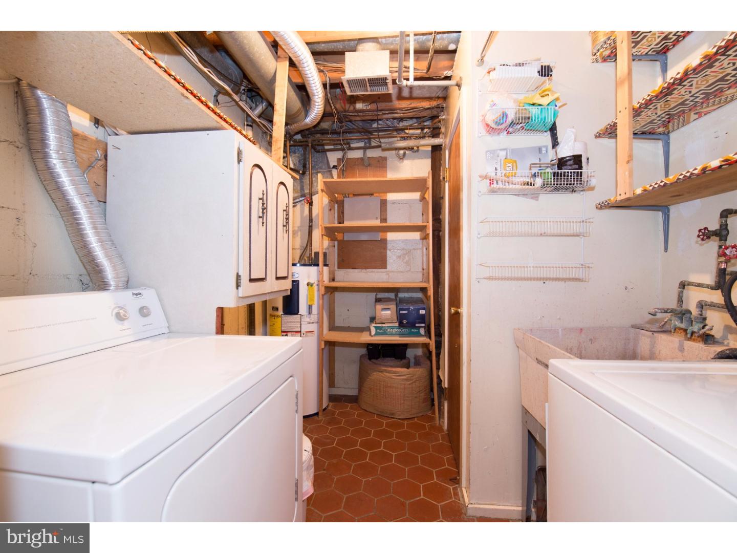 QUEEN VILLAGE - Residential