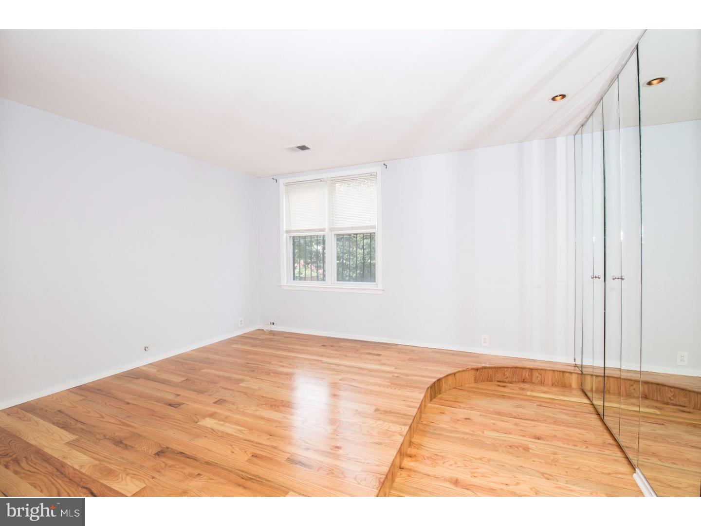 QUEEN VILLAGE - Residential