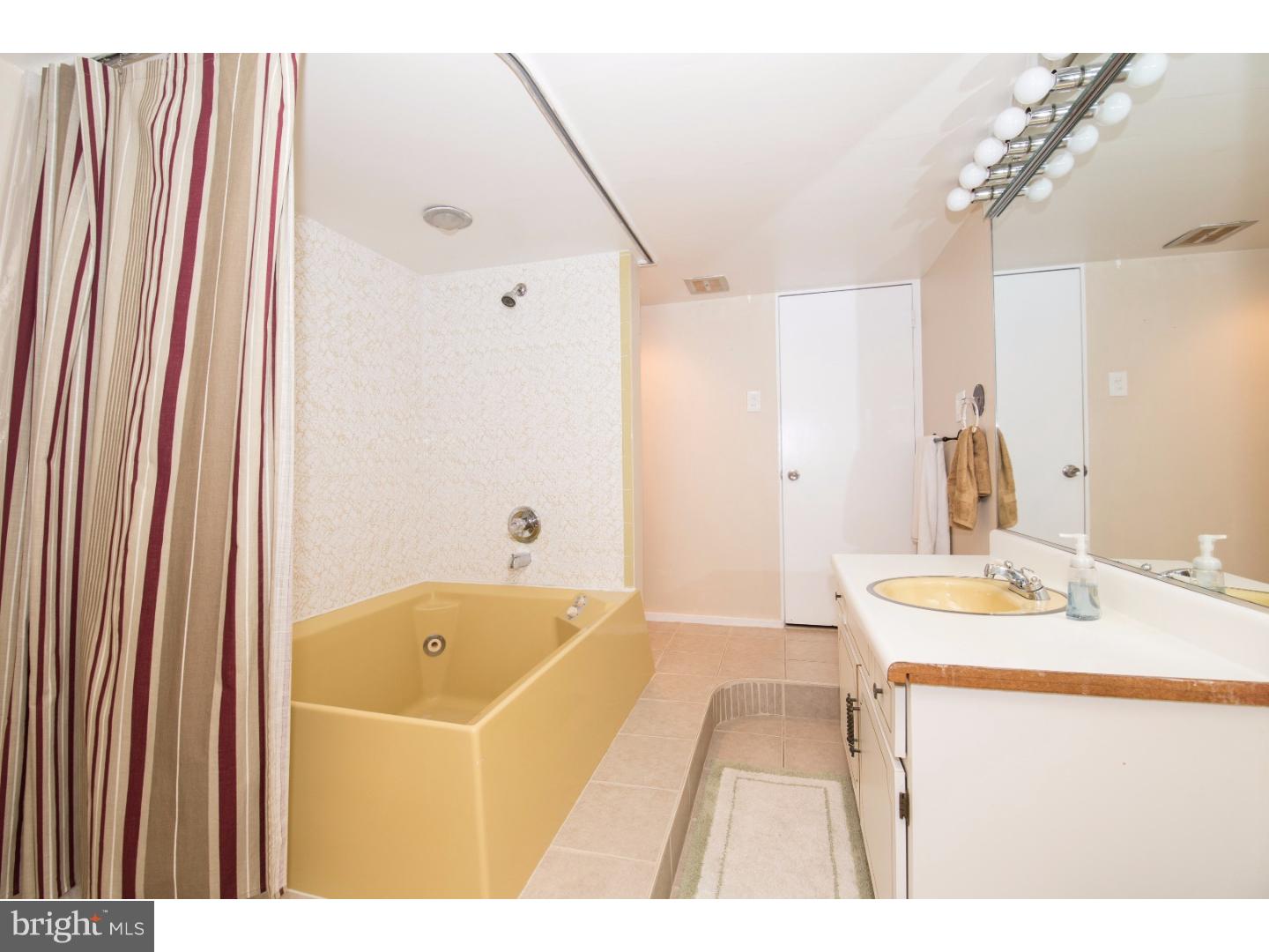 QUEEN VILLAGE - Residential