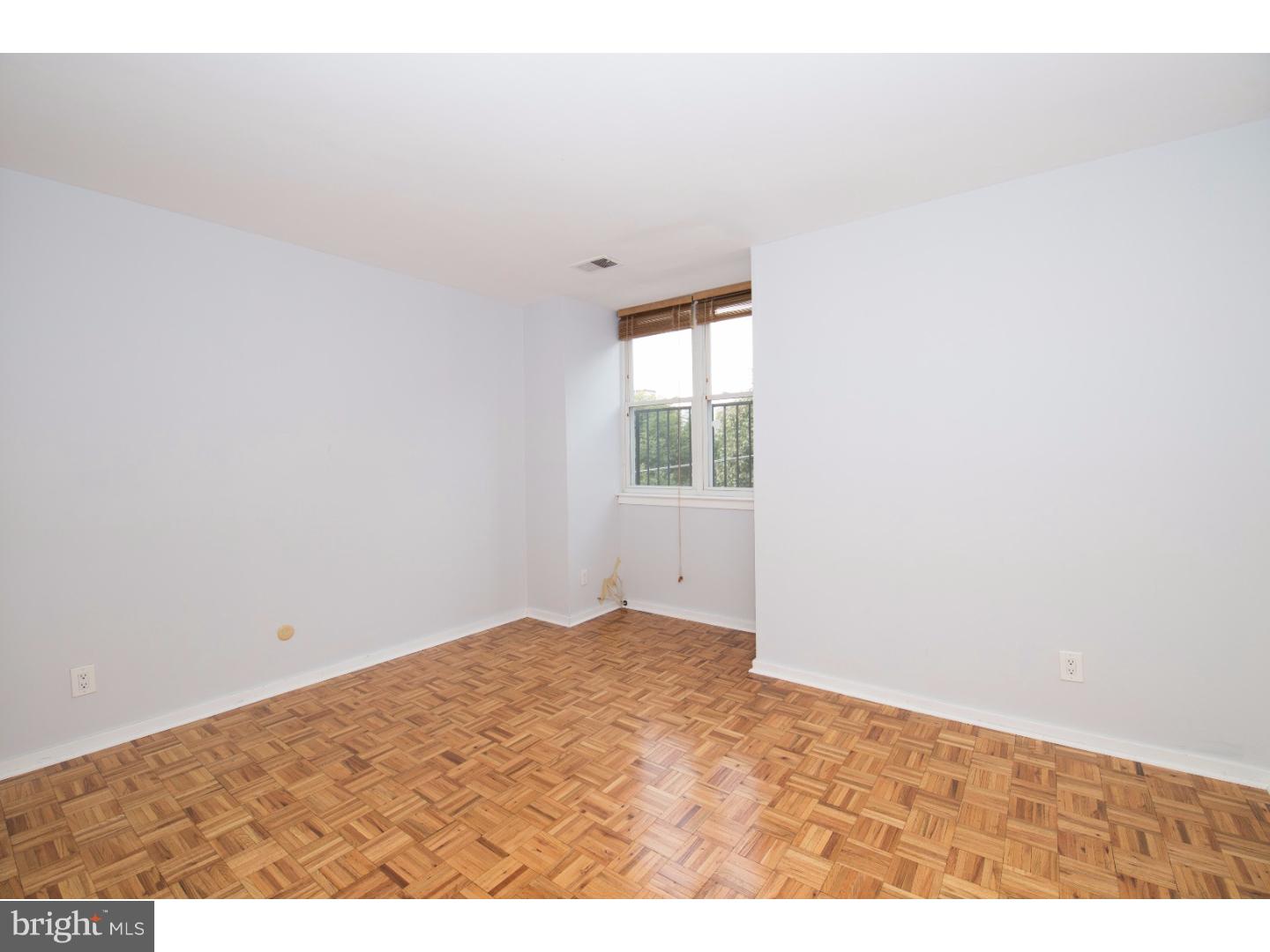 QUEEN VILLAGE - Residential