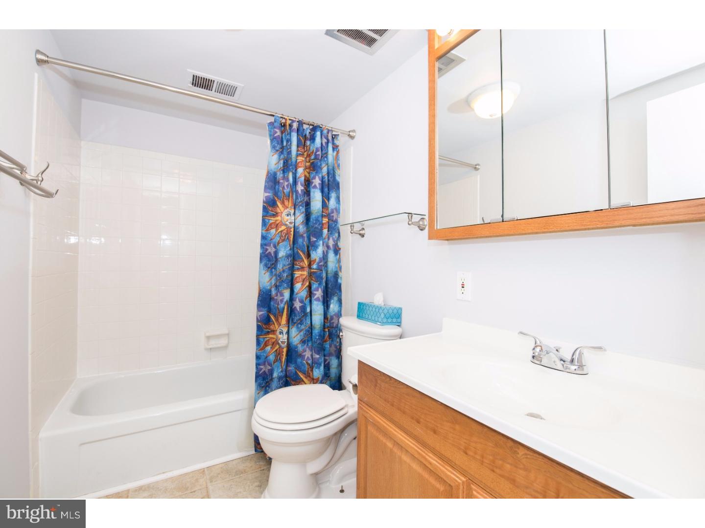 QUEEN VILLAGE - Residential