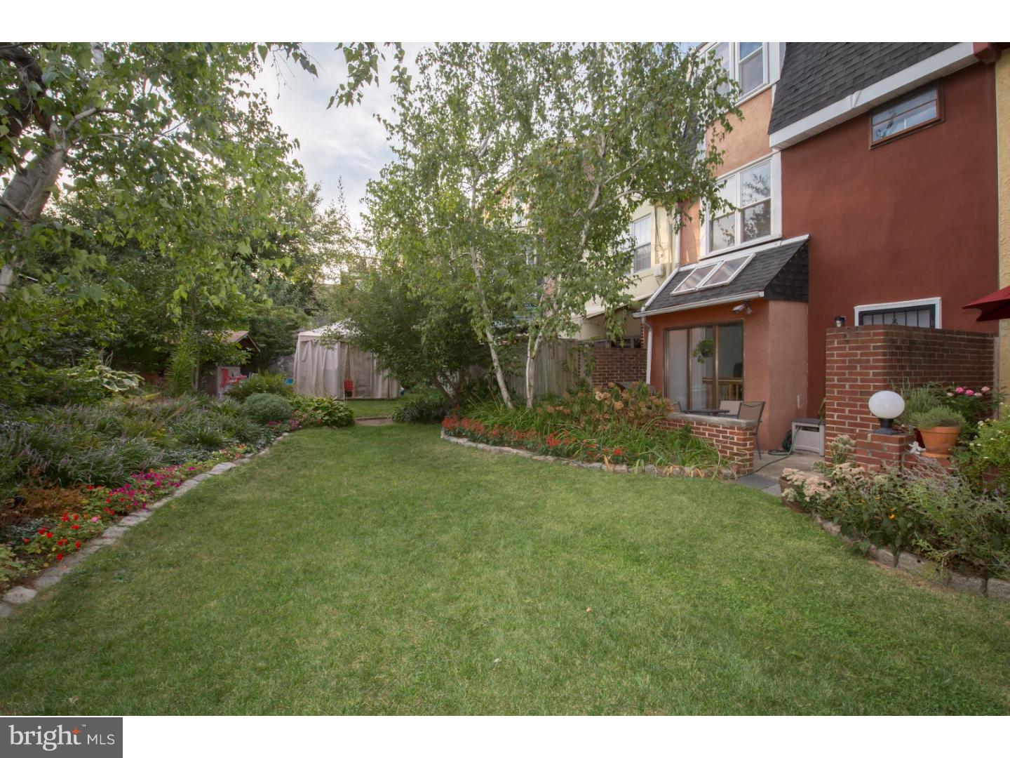 QUEEN VILLAGE - Residential