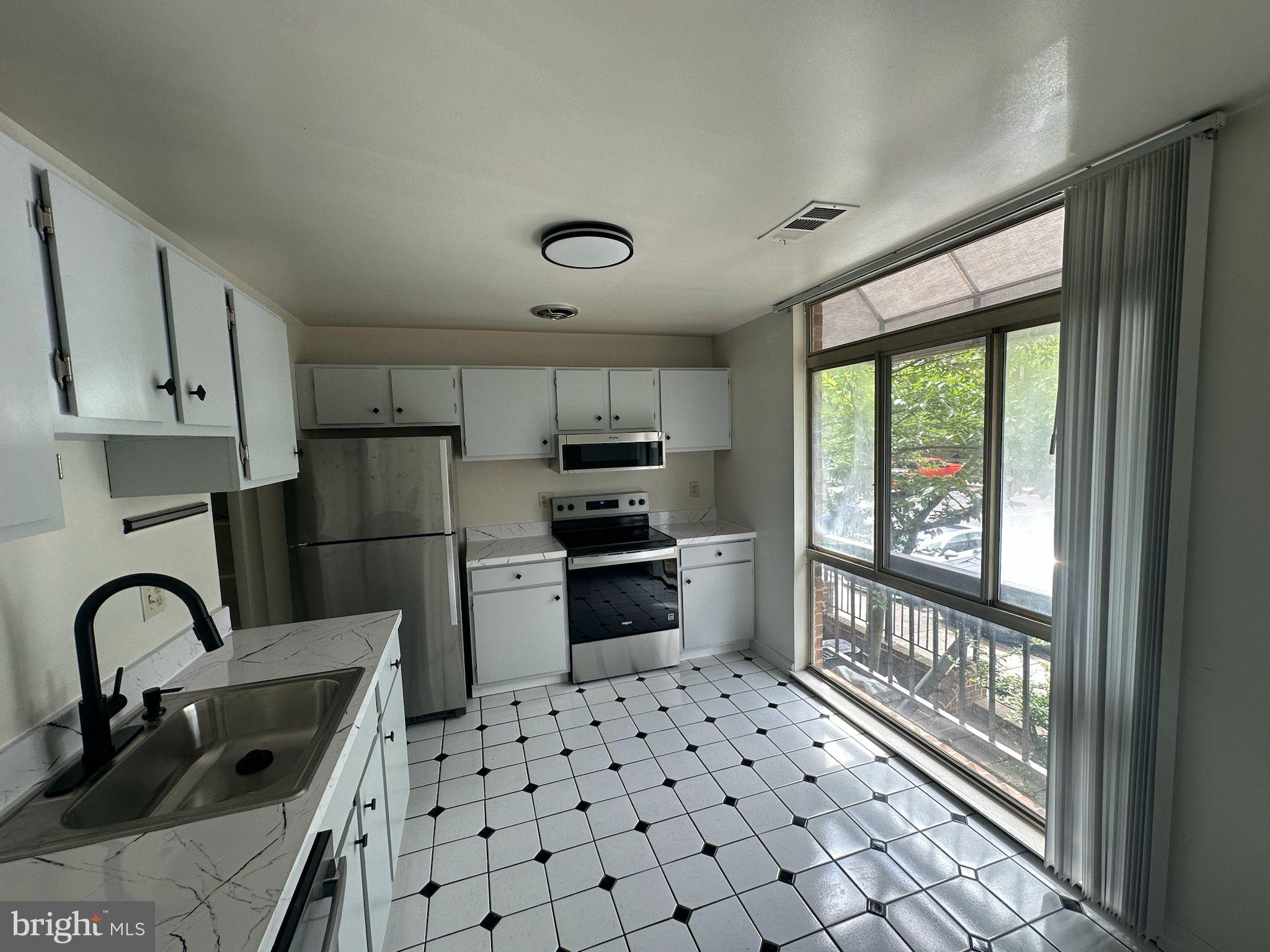 SOUTHAMPTON - Residential Lease