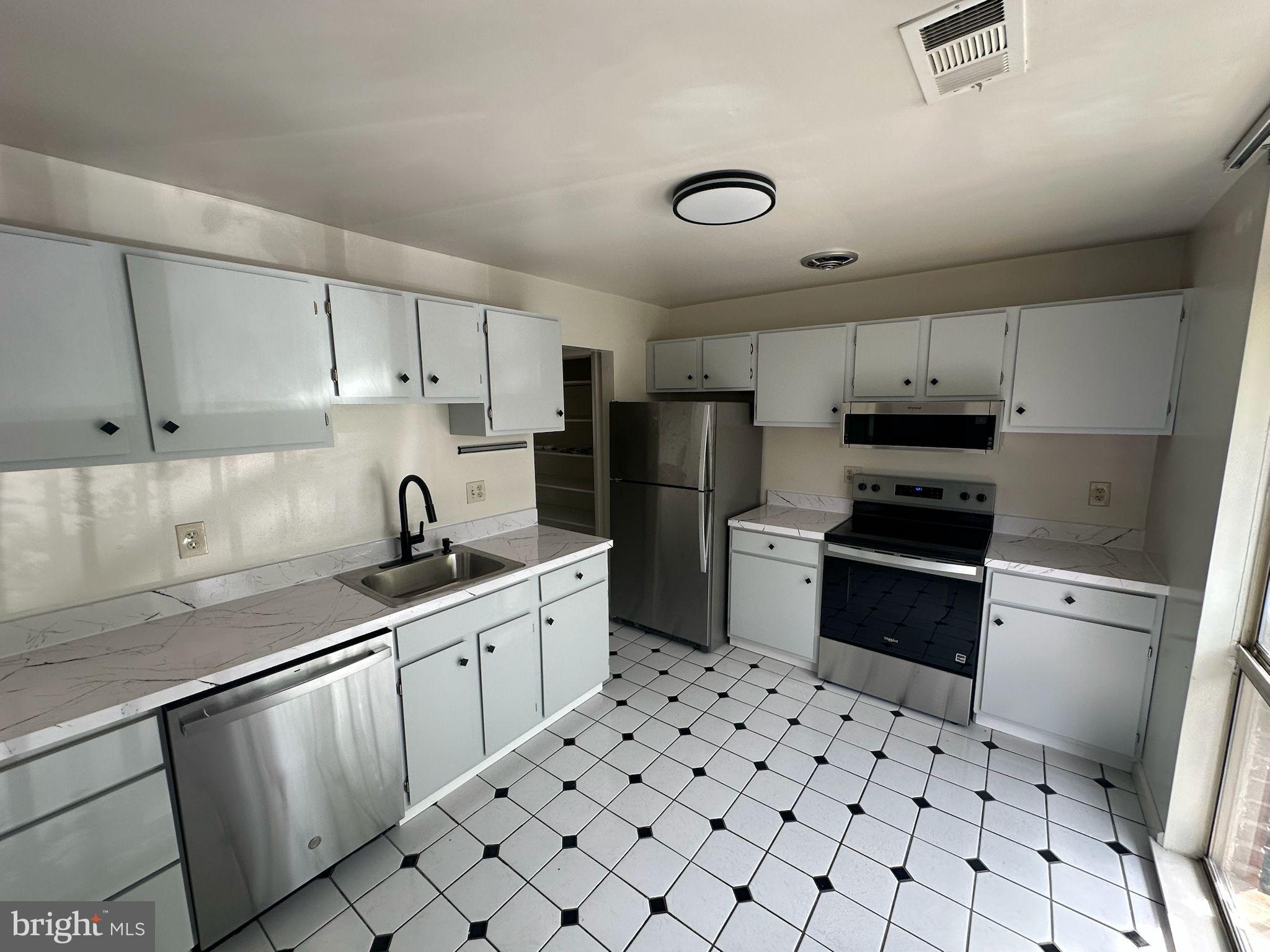 SOUTHAMPTON - Residential Lease