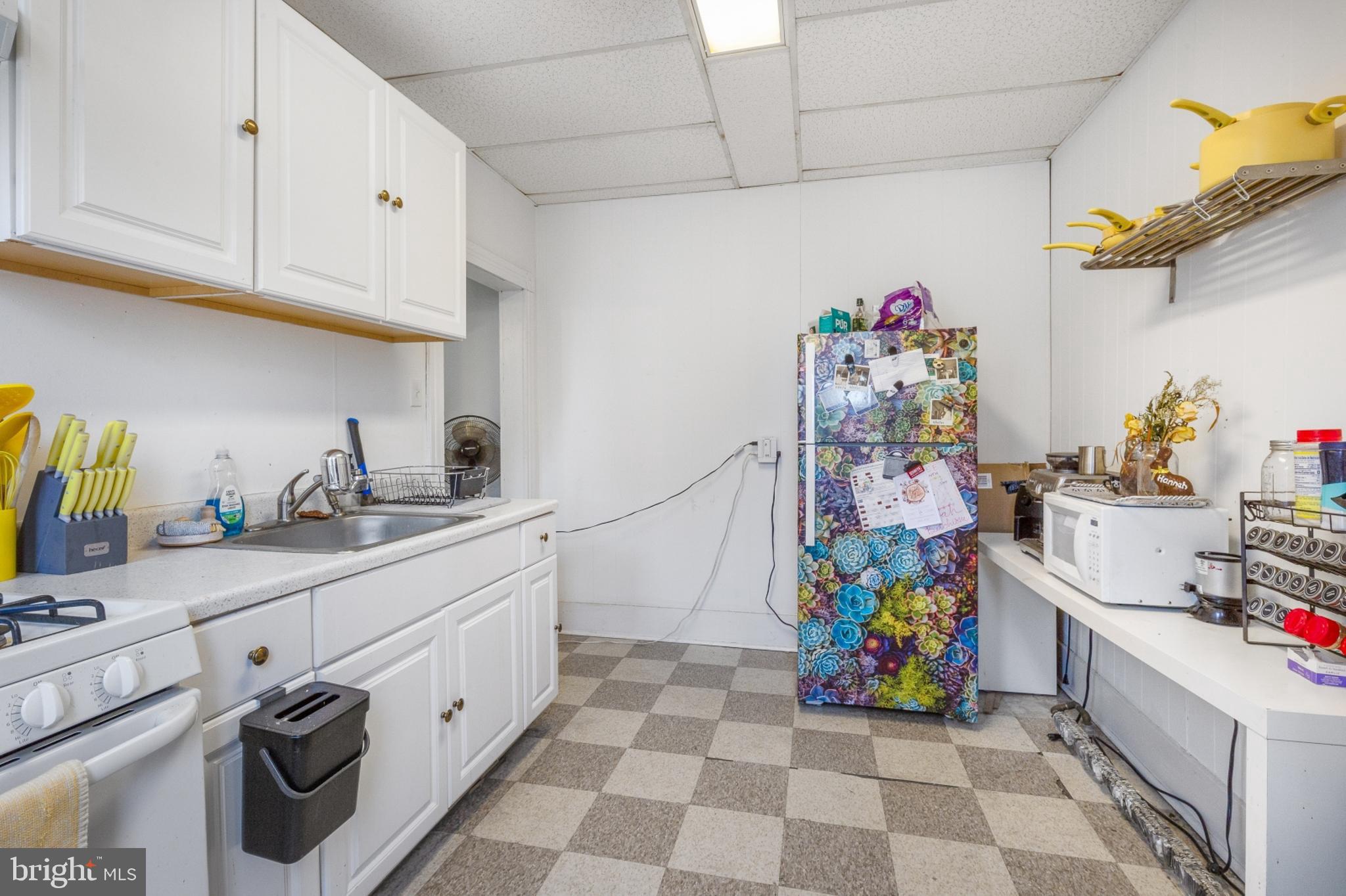 SQUIRREL HILL - Residential Lease