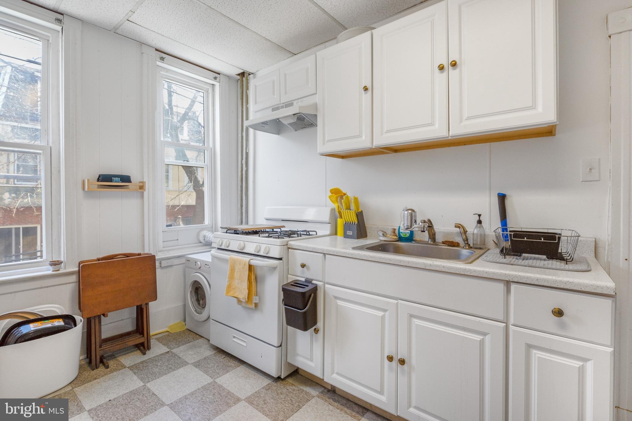 SQUIRREL HILL - Residential Lease