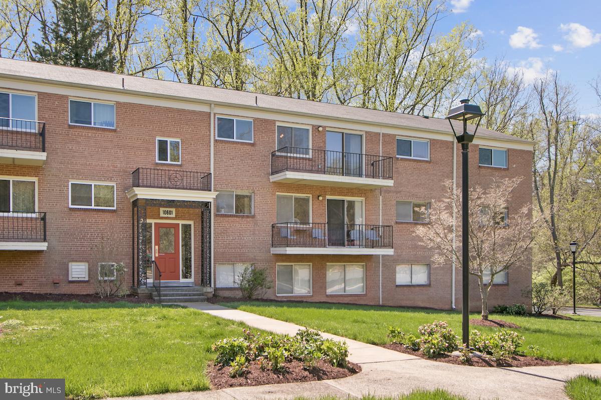 TOP FLOOR, BALCONY, TWO BEDROOM HOME . SPACIOUS AND BRIGHT. PANORAMIC VIEWS.
WALK ACROSS TO THE COMMUNITY CENTER WITH POOLS, TENNIS, PICKLEBALL, PICNIC AREA WITH GRILLS AND MORE. PARKSIDE IS A QUIET COMMUNITY WHICH IS SURROUNDED BY PARK AND CONVENIENTLY LOCATED. WALK TO THE GROSVENOR METRO STATION ON THE RED LINE. WALK TO STRATHMORE MUSIC AND ART CENTERS. NEAR GARRETT PARK WITH MARC TRAIN STATION, POST OFFICE, BLACK'S RESTAURANT AND FARMER'S MARKET.
MONTHLY CONDO FEE INCLUDES UTILITIES, AMENITIES, PARKING, AND STORAGE.
*** OPEN HOUSE CANCELLED... NOW UNDER CONTRACT ***