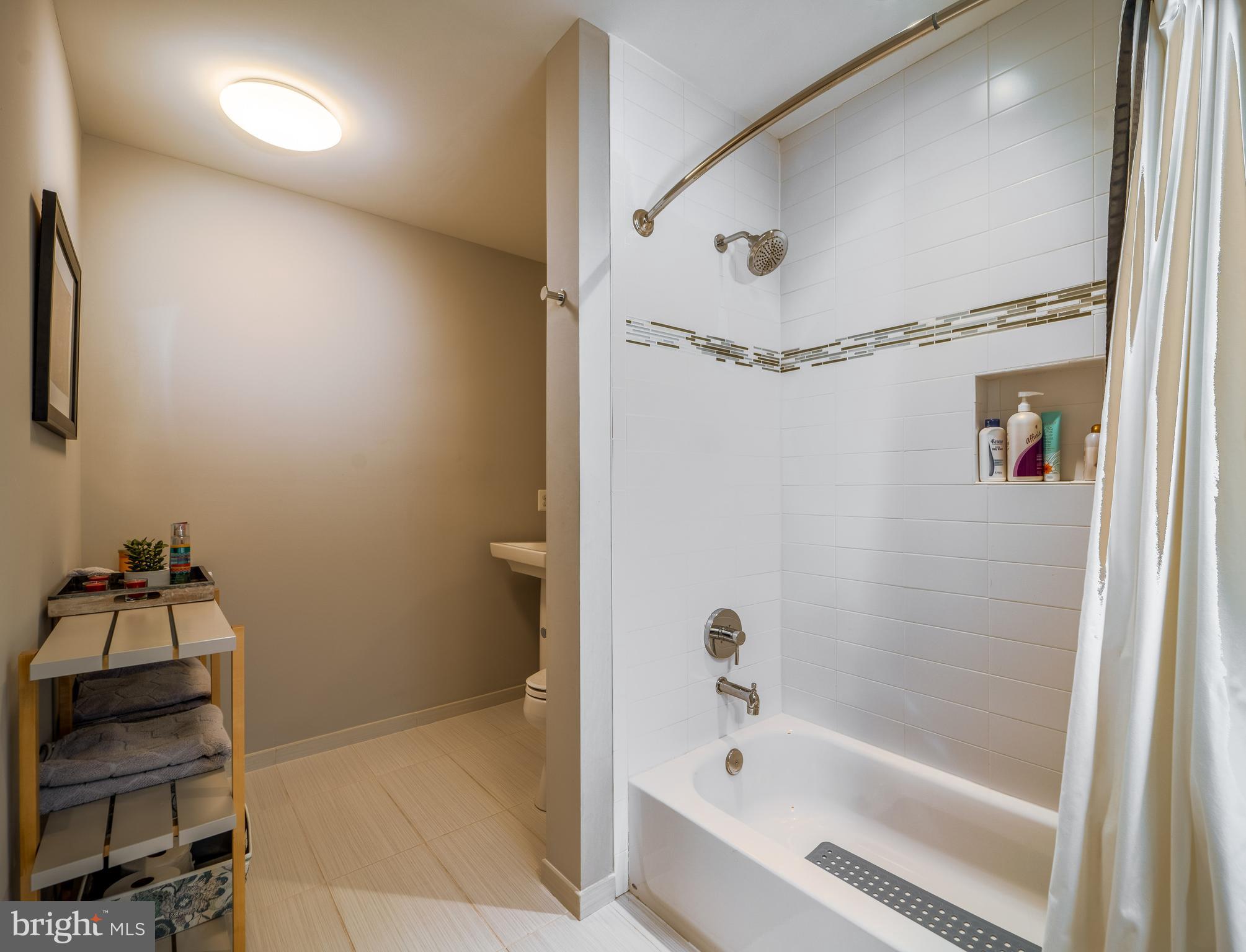 JUNCTION SQUARE - Residential Lease