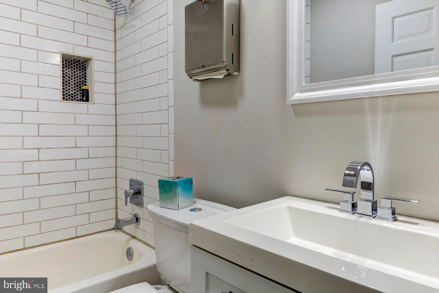 CAPITOL HILL - Commercial Sale