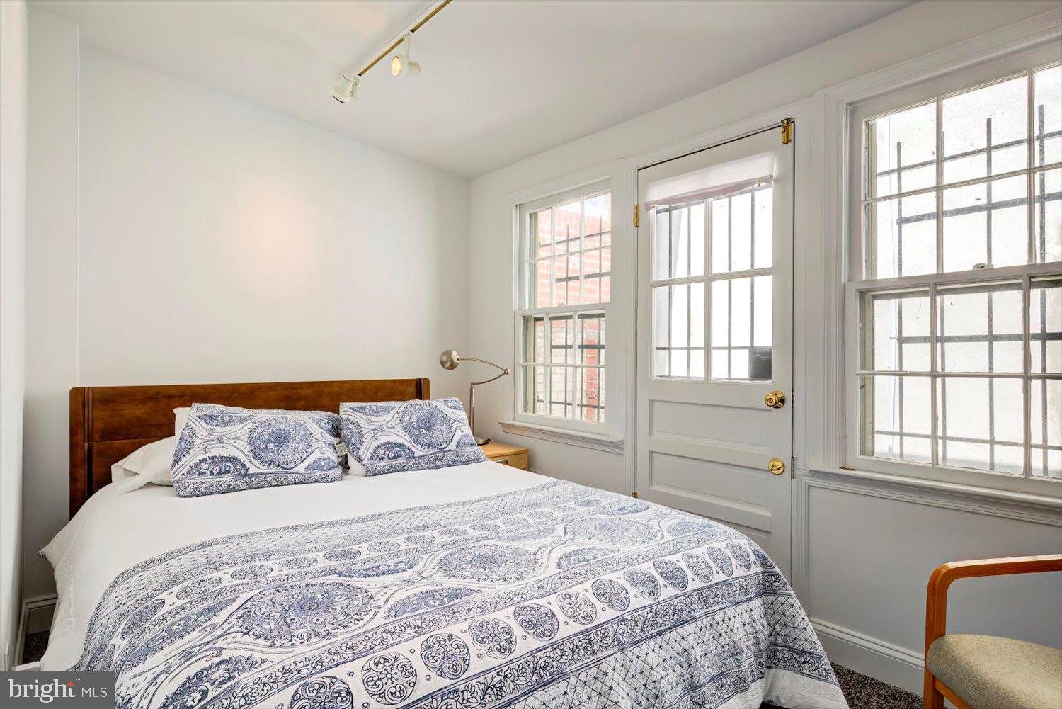 CAPITOL HILL - Commercial Sale