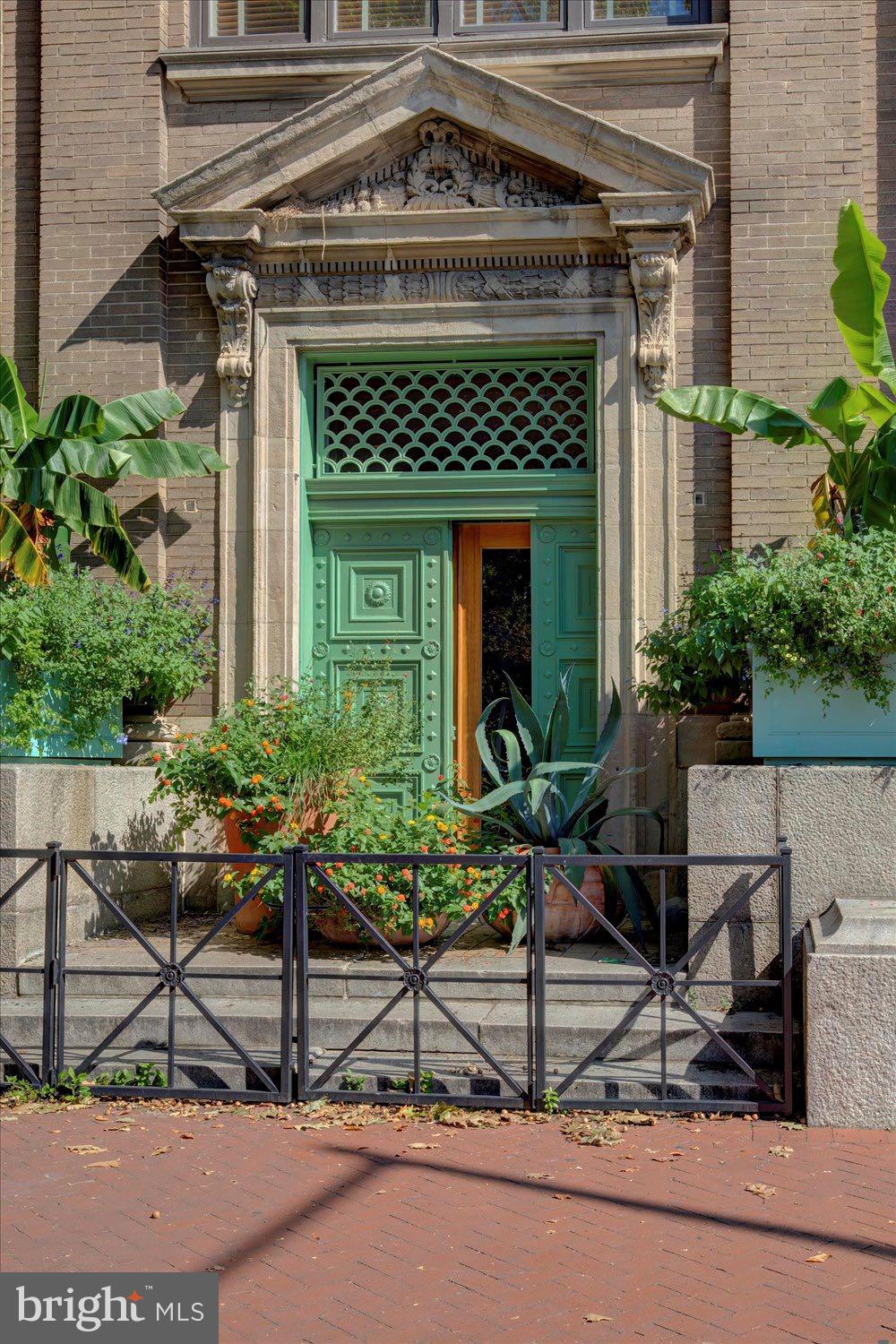 CAPITOL HILL - Commercial Sale