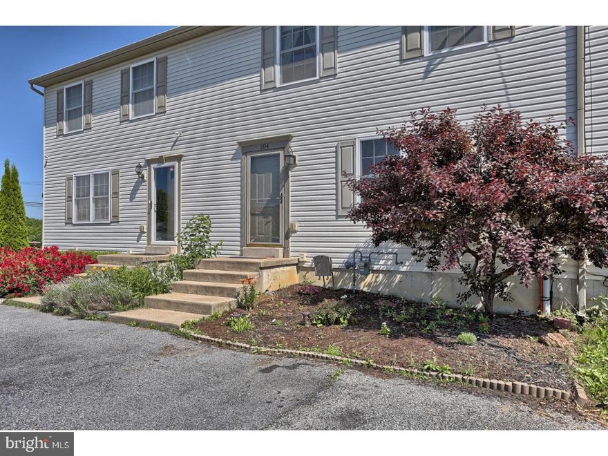 Neat, clean & spacious 2 bedroom townhome with fenced backyard, granite counters in kitchen, recessed lighting, spacious master bedroom. Gas heat & central air. NO ASSOCIATION FEE.
