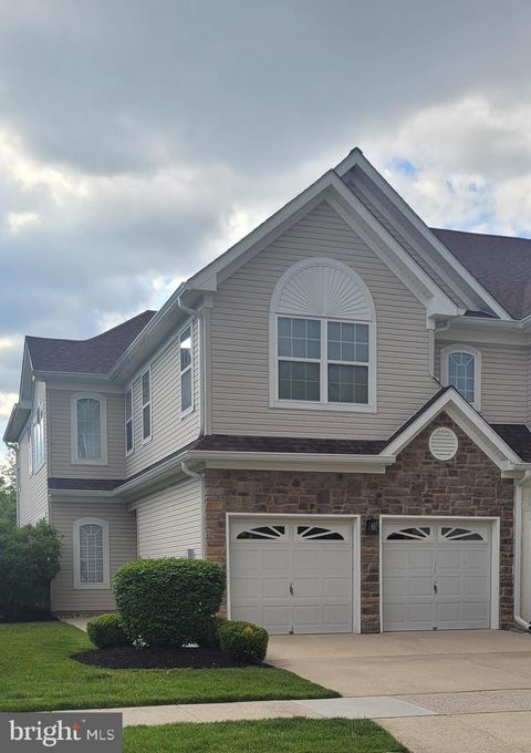 Townhouse For Sale - 7 Tudor Ct<br/> MARLTON, NJ 08053