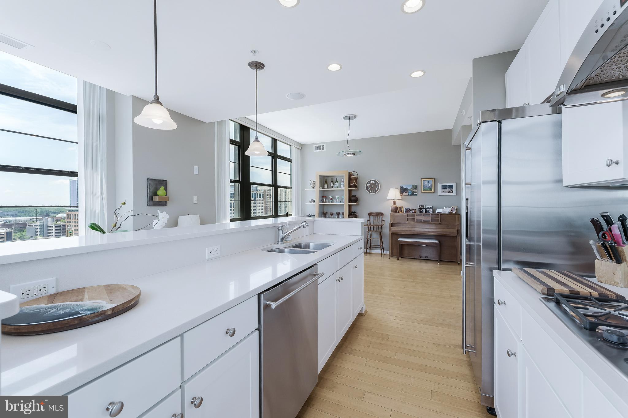 PARAMOUNT - Residential