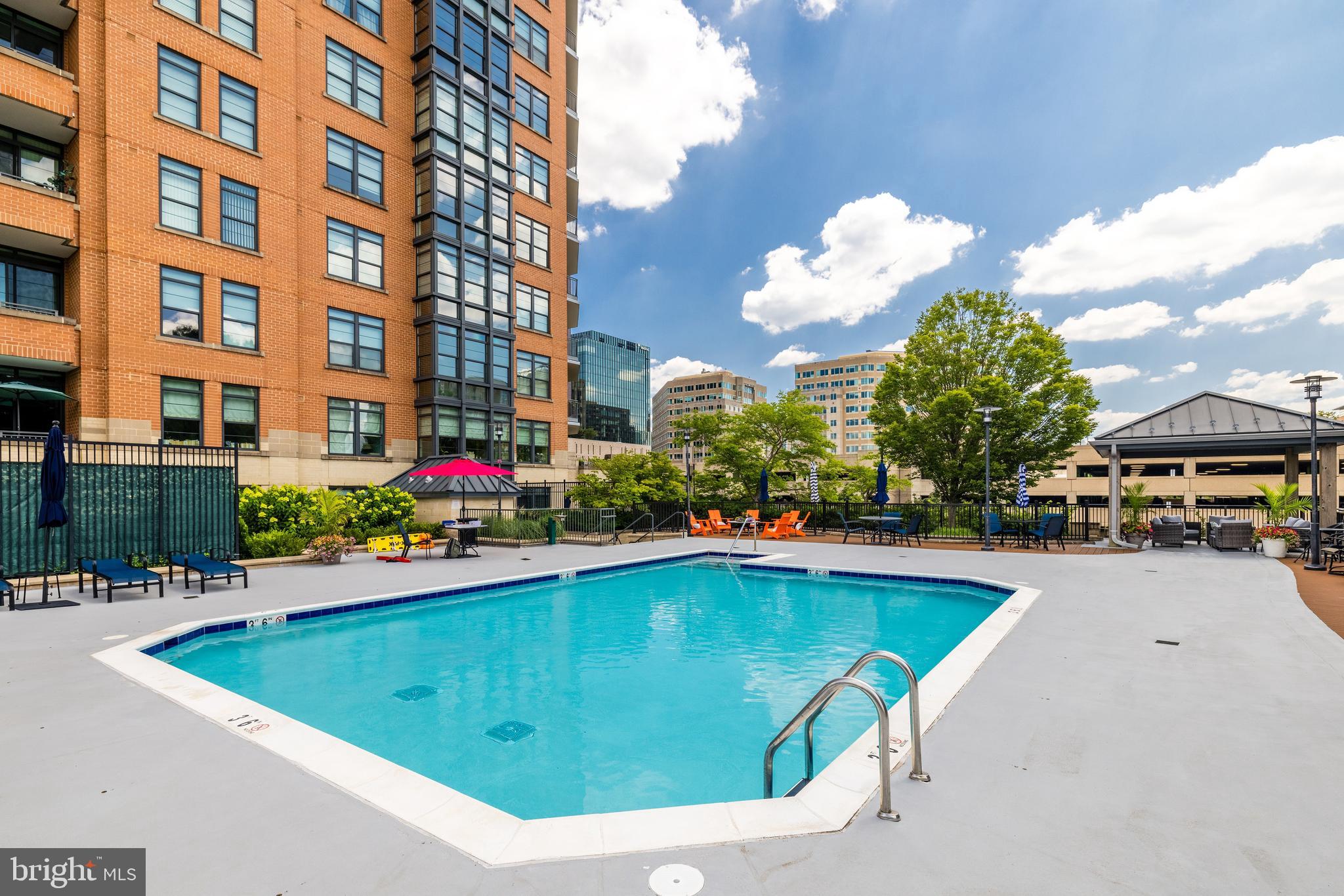 PARAMOUNT - Residential