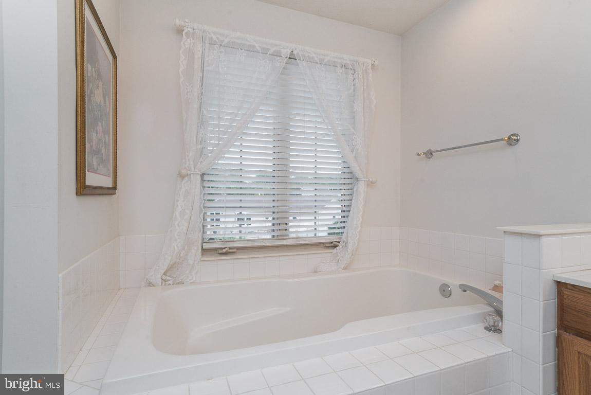 COLONIAL HILLS - Residential